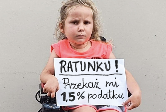 Zdjęcie podopiecznego trzymającego tabliczkę z napisem 'Ratunku! Przekaż mi swoje 1,5%'