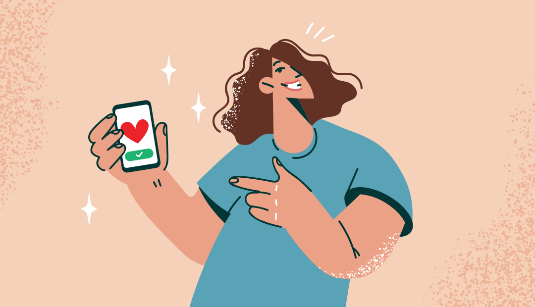 Uśmiechnięta kobieta po wpłacie na zbiórkę przez swój smartfon