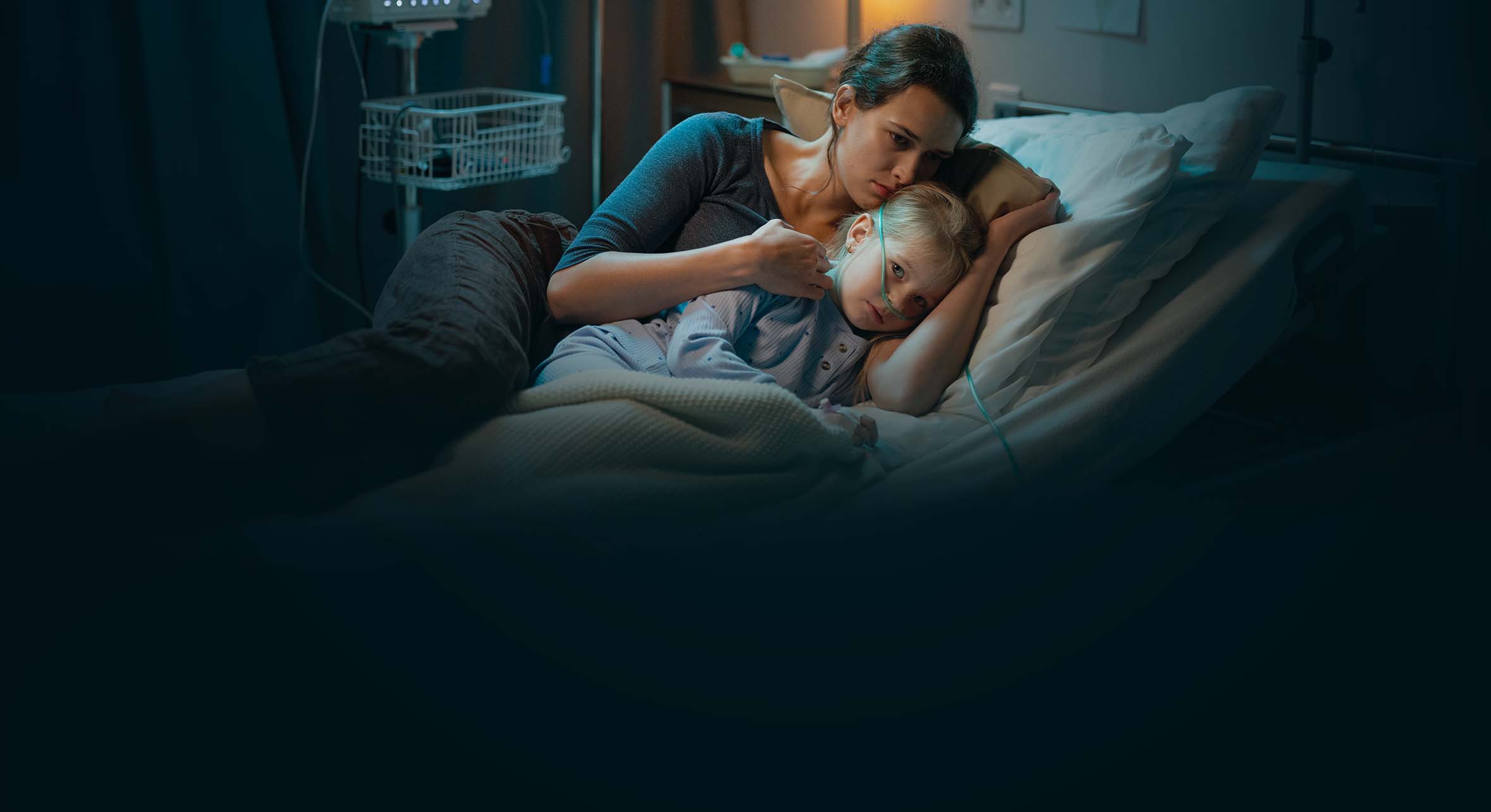 Zdjęcie matki obejmującej chorą córeczkę